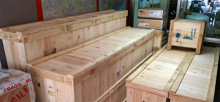 Diferentes cajas de embalaje en madera